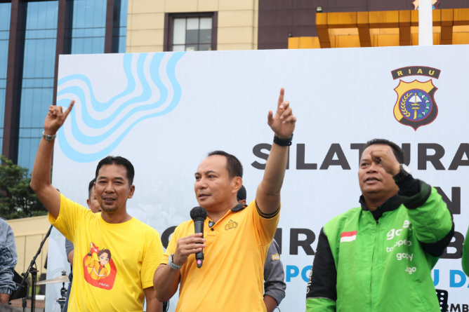 Olahraga Bersama, Kapolda Riau Kampanye Lingkungan dan Perkuat Komunikasi Ratusan Ojol